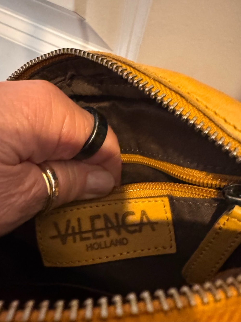 Vilencia Woven Leather  Round Crossbody Bag - Picture 15 of 16